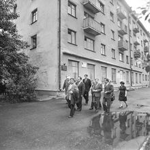 Официальные лица идут пешком из музея в направлени улицы Ломоносова | Власть. 1979 г., г.Северодвинск. Фото #C1004.