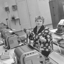 женщина около телеграфного аппарата | Предприятия. 1979 г., г.Северодвинск. Фото #C1014.