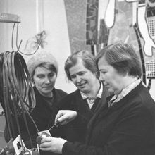 женщины-электромонтеры | Предприятия. 1979 г., г.Северодвинск. Фото #C1022.