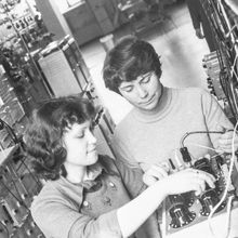 две молодые женщины с оборудованием | Предприятия. 1979 г., г.Северодвинск. Фото #C1023.