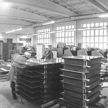 Полировальщицы в цехе мебельной фабрики | Предприятия. 1979 г., г.Северодвинск. Фото #C321.