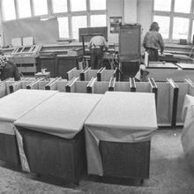 Упаковка столов в цехе мебельной фабрики | Предприятия. 1979 г., г.Северодвинск. Фото #C322.