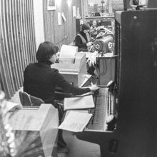 Телеграфистка у телеграфного аппарата | Предприятия. 1979 г., г.Северодвинск. Фото #C324.