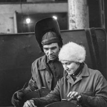 Рабочие около шнека | Предприятия. 1979 г., г.Северодвинск. Фото #C2457.