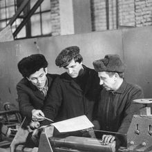 Трое рабочих | Предприятия. 1979 г., г.Северодвинск. Фото #C2711.
