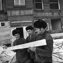 рабочие реставрируют деревянный дом | Предприятия. 1979 г., г.Северодвинск. Фото #C1050.