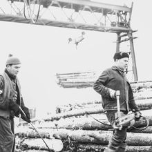 рабочие деревообрабатывающего предприятия с бензопилами | Предприятия. 1979 г., г.Северодвинск. Фото #C1057.