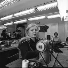 работница швейного предприятия за швейной машинкой | Предприятия. 1979 г., г.Северодвинск. Фото #C1058.