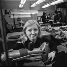 работница швейного предприятия за швейной машинкой | Предприятия. 1979 г., г.Северодвинск. Фото #C1059.