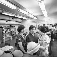 работницы шляпной мастерской | Предприятия. 1979 г., г.Северодвинск. Фото #C1060.