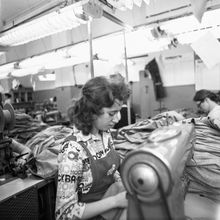 швея за швейной машинкой | Предприятия. 1979 г., г.Северодвинск. Фото #C1064.
