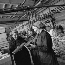 работницы деревообрабатывающего предприятия в цехе | Предприятия. 1979 г., г.Северодвинск. Фото #C1069.