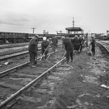 дорожные рабочие на железной дороге | Предприятия. 1979 г., г.Северодвинск. Фото #C1102.