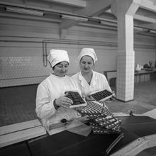 Работницы пищекомбината "Сполохи" с конфетами | Предприятия. 1979 г., г.Северодвинск. Фото #C1108.