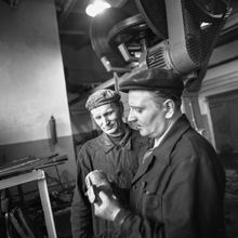 двое рабочих одного из предприятий | Предприятия. 1979 г., г.Северодвинск. Фото #C1114.