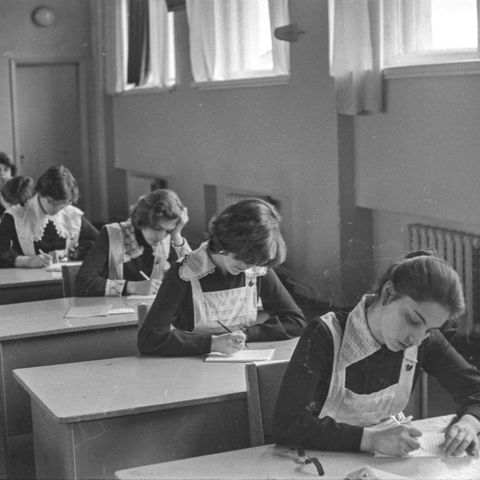 школьницы на экзамене | Школа. 1979 г., г.Северодвинск. Фото #C774.