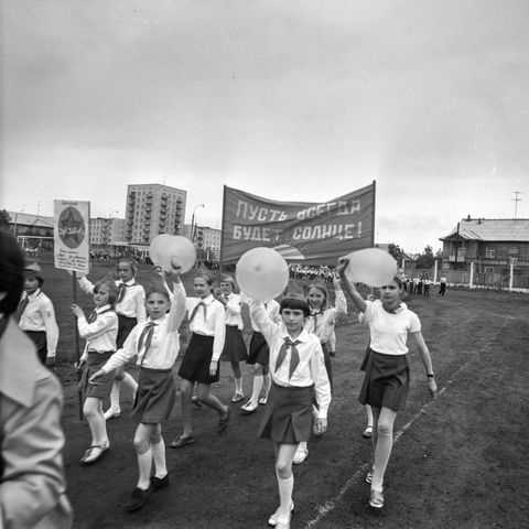 Школьный лагерь на антивоенном митинге | Школа. 1979 г., г.Северодвинск. Фото #C14142.