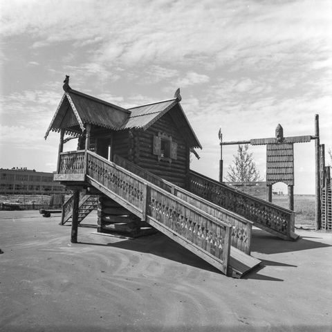 деревянный детский городок во дворе | Виды города. 1979 г., г.Северодвинск. Фото #C979.