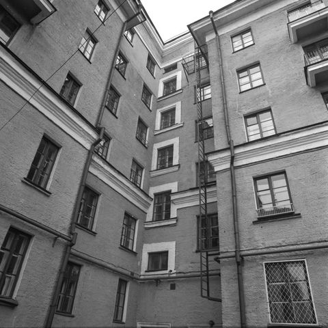 Вид на внутренний угол "сталинского" дома | Виды города. 1979 г., г.Северодвинск. Фото #C999.