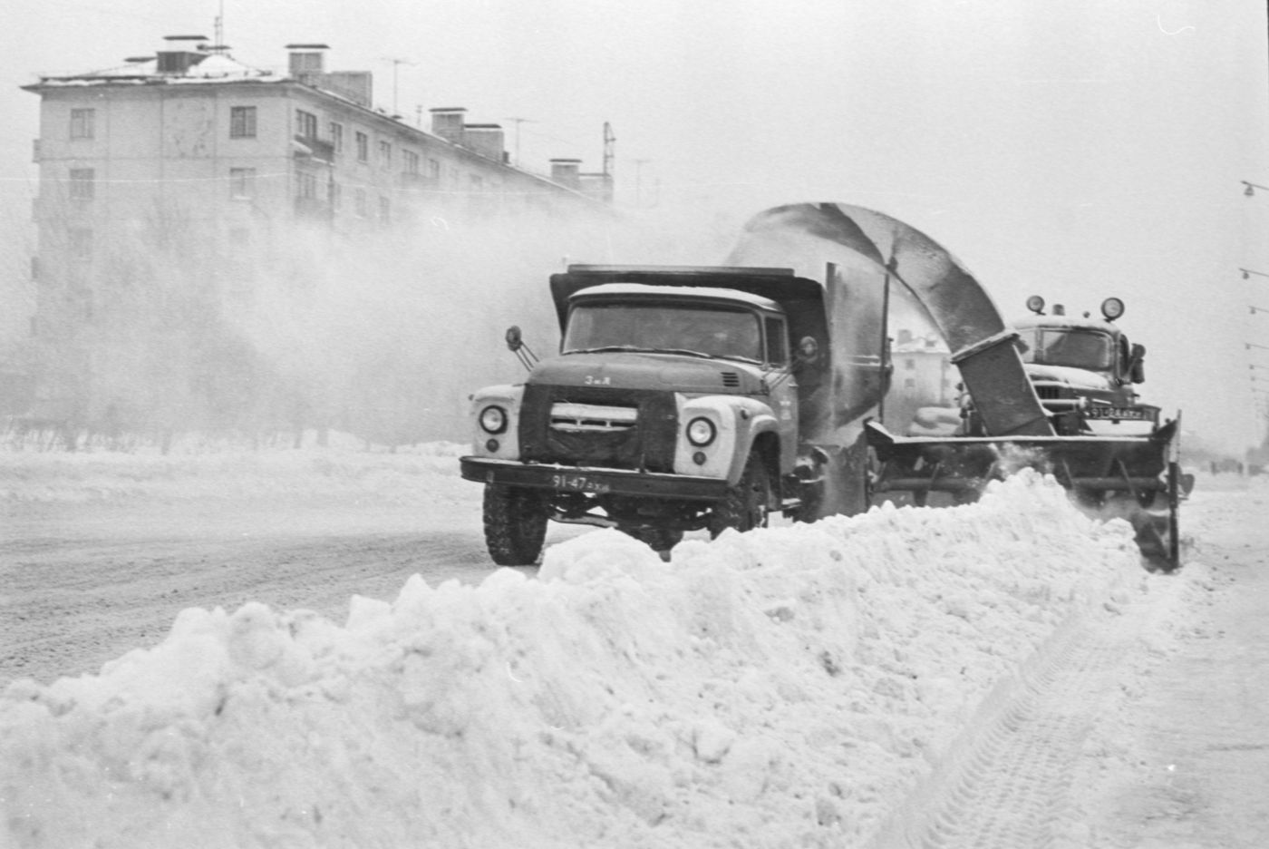 Снегоуборочная техника на улицах города | Транспорт. 1981 г., г.Северодвинск. Фото #C15221.