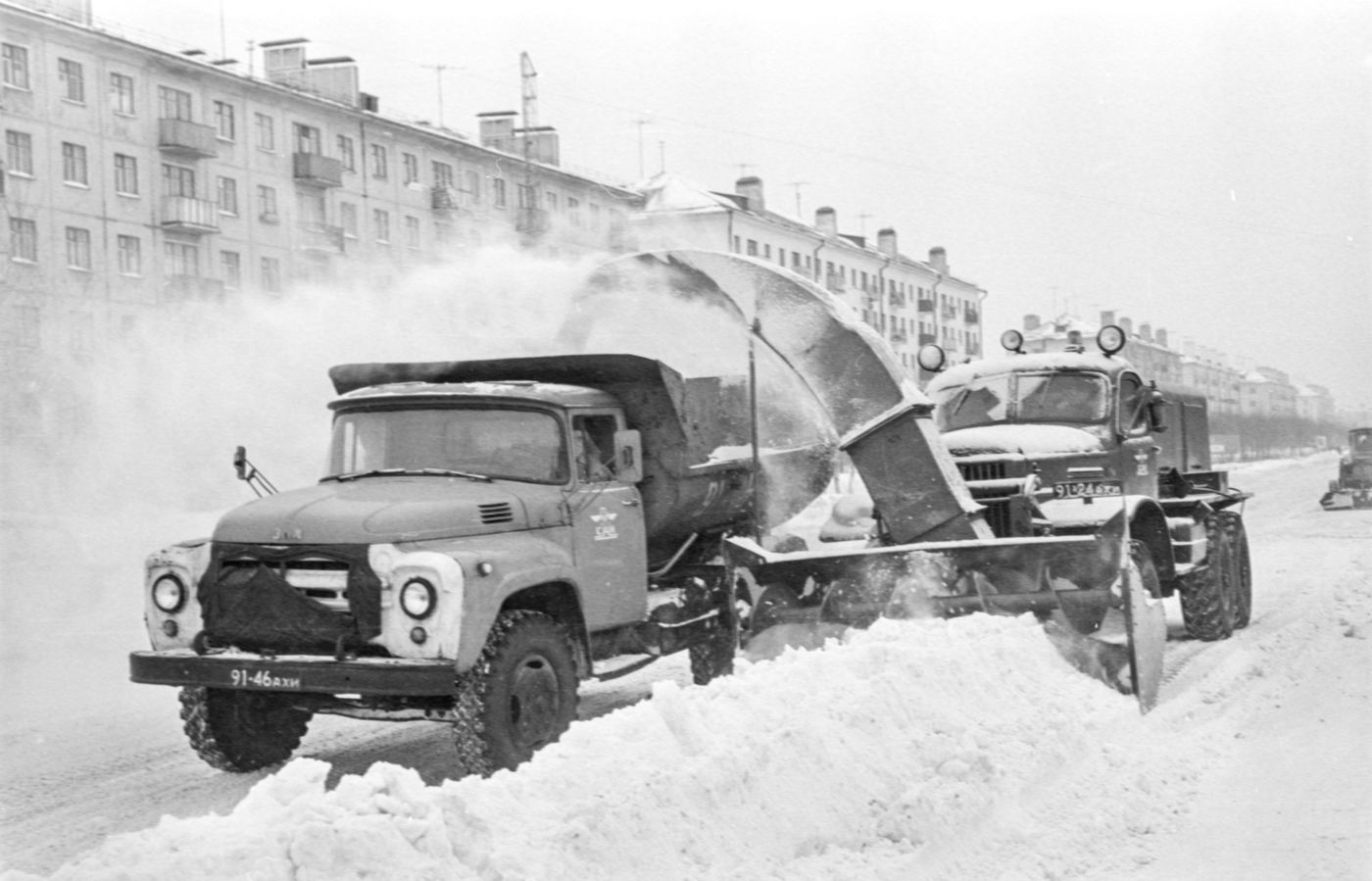 Снегоуборочная техника на улицах города | Транспорт. 1981 г., г.Северодвинск. Фото #C15222.