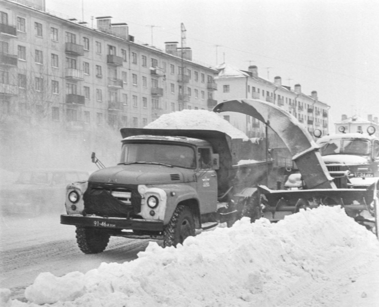 Снегоуборочная техника на улицах города | Транспорт. 1981 г., г.Северодвинск. Фото #C15224.