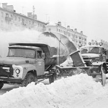 Снегоуборочная техника на улицах города | Транспорт. 1980 г., г.Северодвинск. Фото #C15223.