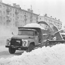 Снегоуборочная техника на улицах города | Транспорт. 1980 г., г.Северодвинск. Фото #C15224.