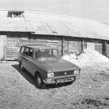 Автомобиль "Москвич" около складского помещения | Транспорт. 1980 г., г.Северодвинск. Фото #C4046.