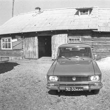 Автомобиль "Москвич" около складского помещения | Транспорт. 1980 г., г.Северодвинск. Фото #C4047.