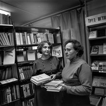 В библиотеке | Культура. 1980 г., г.Северодвинск. Фото #C15865.