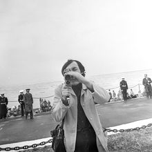 С кинокамерой | Горожане. 1980 г., г.Северодвинск. Фото #C4735.