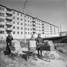 Прогулка молодых мам с колясками | Горожане. 1980 г., г.Северодвинск. Фото #C4814.