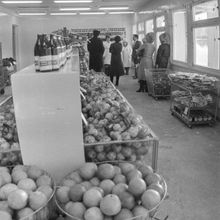 В отделе магазина | Торговля. 1980 г., г.Северодвинск. Фото #C15700.