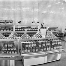 В отделе магазина | Торговля. 1980 г., г.Северодвинск. Фото #C15712.