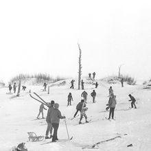 Катание на лыжах и санках с дюн | Спорт. 1980 г., г.Северодвинск. Фото #C3958.