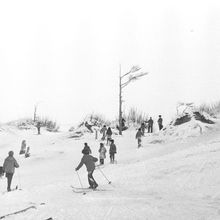 Катание на лыжах и санках с дюн | Спорт. 1980 г., г.Северодвинск. Фото #C3959.