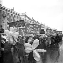 Первомайская демонстрация | Общественная жизнь. 1980 г., г.Северодвинск. Фото #C4771.