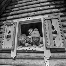 В теремке | Дети. 1981 г., г.Северодвинск. Фото #C12818.