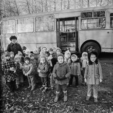 На прогулке | Дети. 1981 г., г.Северодвинск. Фото #C12819.