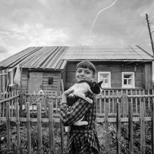 Девочка с котом | Горожане. 1981 г., г.Северодвинск. Фото #C12810.