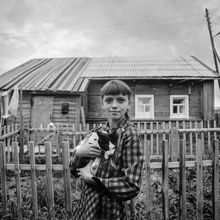 Девочка с котом | Горожане. 1981 г., г.Северодвинск. Фото #C12811.