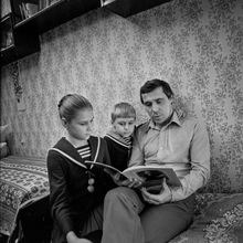 За чтение книги | Горожане. 1981 г., г.Северодвинск. Фото #C12814.