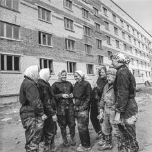 Женская бригада | Строительство. 1981 г., г.Северодвинск. Фото #C16987.