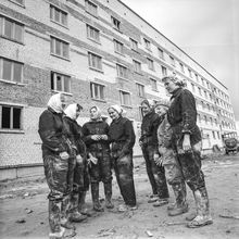 Женская бригада | Строительство. 1981 г., г.Северодвинск. Фото #C16988.