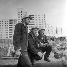 На строительной площадке | Строительство. 1981 г., г.Северодвинск. Фото #C12746.