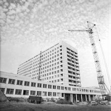 Строится корпус больницы | Виды города. 1981 г., г.Северодвинск. Фото #C12769.