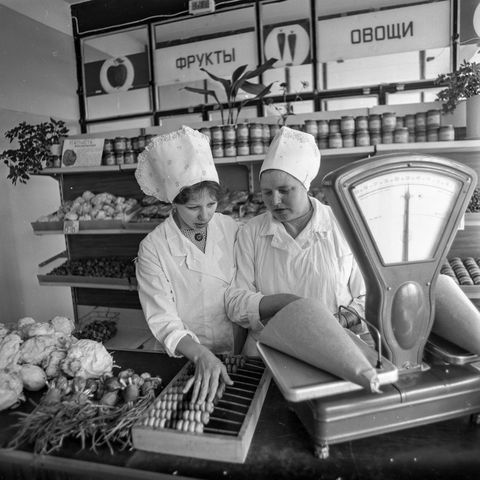 Участники профмастерства | Торговля. 1981 г., г.Северодвинск. Фото #C12842.