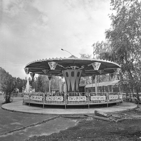 Карусель в парке | Культура. 1982 г., г.Северодвинск. Фото #C14644.