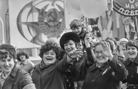 Первомайская демонстрация трудящихся | Общественная жизнь. 1982 г., г.Северодвинск. Фото #C14722.